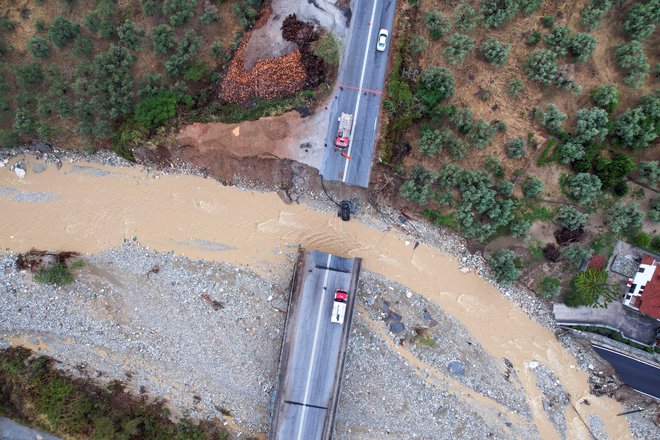 Eden od poškodovanih mostov v osrednji Grčiji. FOTO: Stamos Prousalis/Reuters