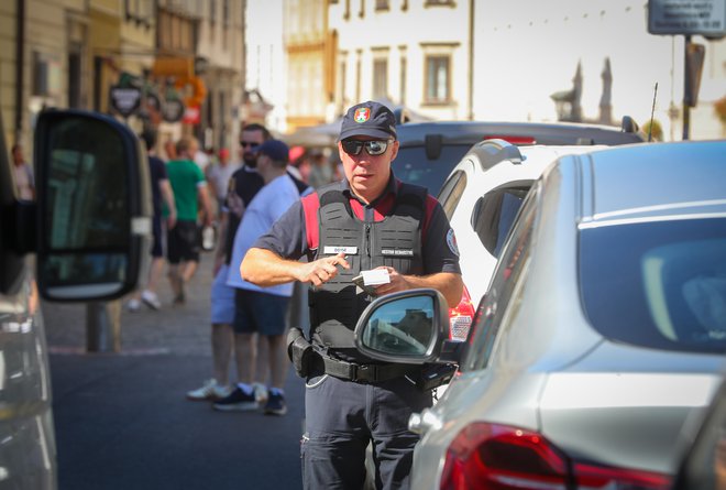 Nove uniforme in oprema so predvidene z odredbo o uniformi, označbah, opremi in osebni urejenosti občinskih redarjev. FOTO: Matej Družnik/Delo