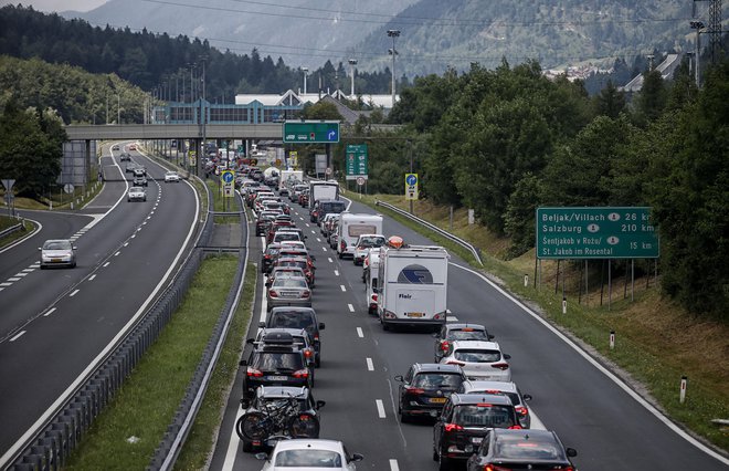 vsak dan poslušamo poročila o kilometrskih kolonah in večurnih zastojih na slovenski strani predora Karavanke. FOTO: Blaž Samec