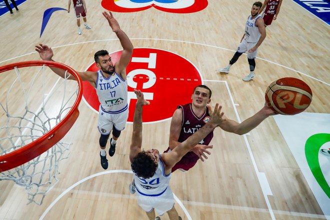 Andrejs Gražulis (z žogo) je bil prvo latvijsko strelsko ime. FOTO: Ezra Acayan/AFP