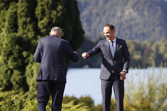 Tudi zaradi miru v poslanski skupini SDS bo moral Anže Logar pojasniti svoje načrte. Za zdaj je strankarskim kolegom govoril le o javnih konferencah. FOTO: Leon Vidic