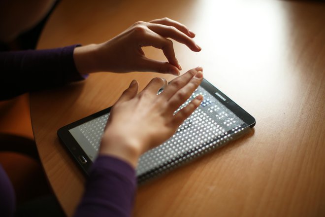 S širitvijo spletnih in hibridnih načinov učenja lahko poslovno izobraževanje postane dostopnejše in cenovno ugodnejše tudi za podjetja. FOTO: Jure Eržen