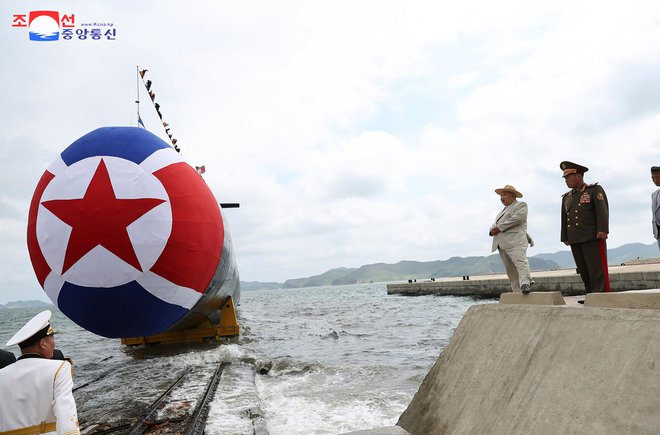 Podmornica bo »opravljala svojo bojno nalogo kot eno ključnih podvodnih ofenzivnih sredstev pomorskih sil« Severne Koreje, je na slovesnosti dejal Kim. FOTO: AFP
