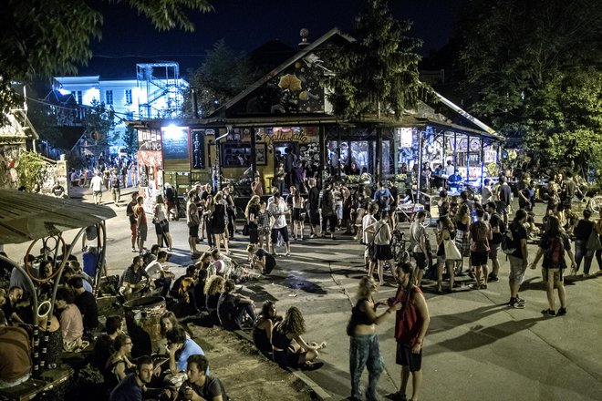 Tipičen petkov večer na Metelkovi FOTO: Voranc Vogel/Delo