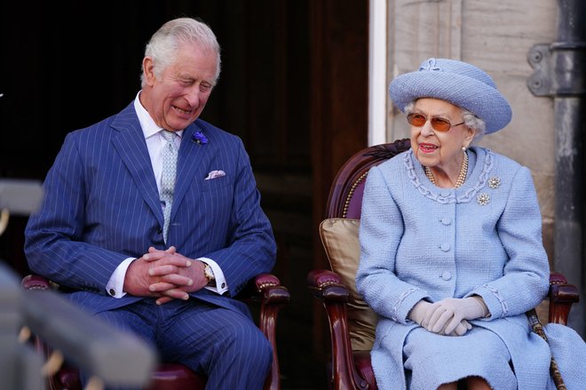 »Ob prvi obletnici smrti njenega pokojnega veličanstva in moje vladavine se z veliko naklonjenostjo spominjamo njenega dolgega življenja, predanega služenja in vsega, kar je pomenila mnogim od nas,« je zapisal Karel III. FOTO: Jane Barlow/ AFP