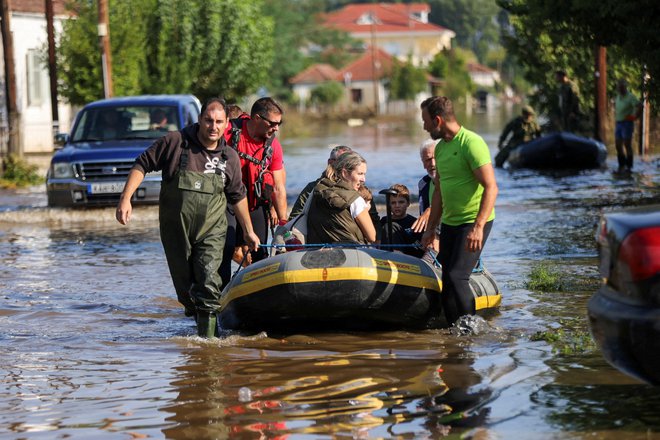 Škodo zaradi poplav je za zdaj težko oceniti. FOTO: Giorgos Moutafis/Reuters