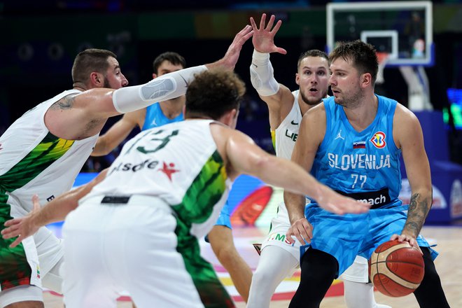 Luka Dončić je slovensko reprezentanco popeljal med osem najboljših na svetu. To je podvig, osvojitev kolajne pa bi sodila v kategorijo največjih športnih čudežev. FOTO: Eloisa Lopez/Reuters