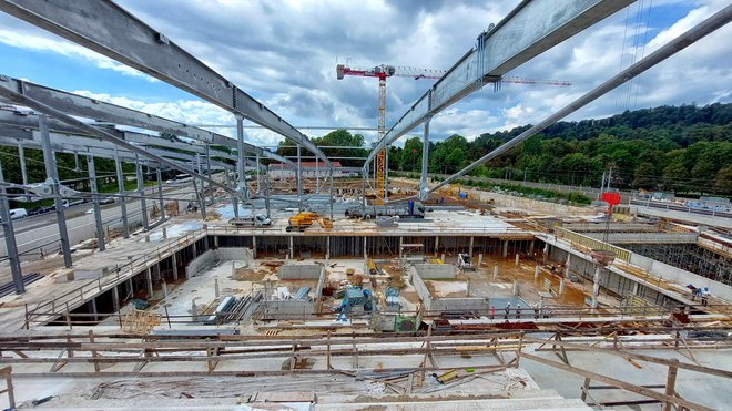 Na kopališču Ilirija nastaja sodobni večnamenski plavalno-športni center. Foto Blaž Samec