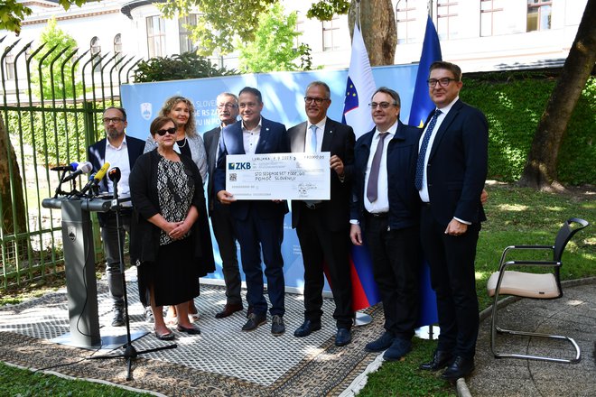 Predaja donacije Slovencev iz Italije. FOTO: USZS