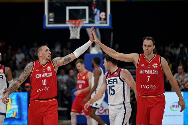 Daniel Theis in Johannes Voigtmann sta skladno zrušila velike ZDA. FOTO: Jam Sta Rosa/AFP