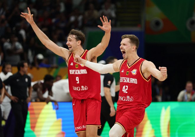 Nemčija, Andreas Obst in Franz Wagner, slavi zmago nad velesilo ZDA. FOTO: Eloisa Lopez/Reuters