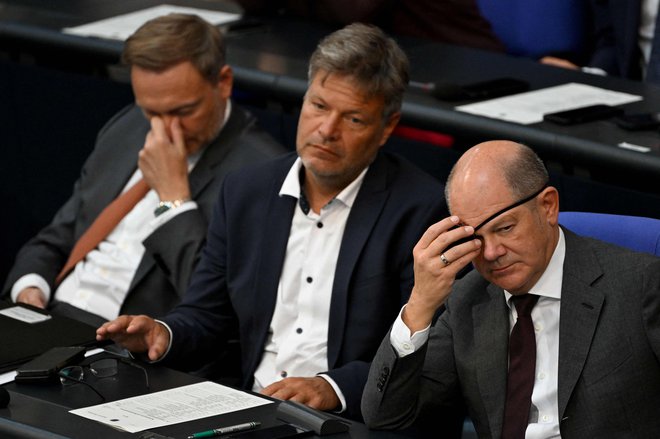 Minister za finance Christian Lindner, minister za gospodarstvo in podnebne politike Robert Habeck in kancler Olaf Scholz med zasedanjem parlamenta, ki je včeraj sprejel kontroverzni zakon o ogrevanju. FOTO: John Macdougall/AFP