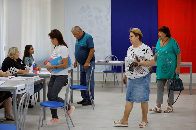 Volišča so od danes odprta v Donecku in še treh ukrajinskih oblasteh, ki so pod delno okupacijo Rusije. FOTO: Alexander Ermochenko/Reuters