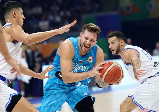 Luka Dončić se s soigralci močno potrudil, da se je od Manile poslovil z zmago. FOTO: Eloisa Lopez/Reuters