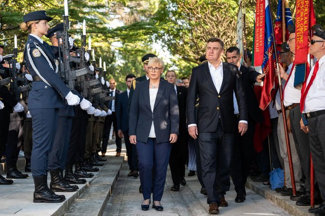 Predsednica republike Nataša Pirc Musar je v govoru spomnila, da nam mora biti koncentracijsko taborišče na Rabu v večni opomin o nesprejemljivosti vojnih grozot in fašističnega nasilja. FOTO: Boštjan Podlogar/STA