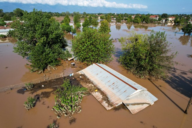 Neurje Daniel je med ponedeljkom in četrtkom prizadelo predvsem osrednji del Grčije in s seboj prineslo rekordne količine padavin, ki so povzročile poplave. FOTO: Giannis Floulis/Reuters