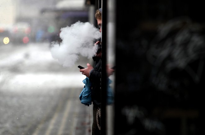 Nikotin lahko spremeni možgane mladostnikov tako, da hrepenijo še po več nikotina in postanejo zasvojeni z nikotinom. FOTO: Roman Šipić/Delo