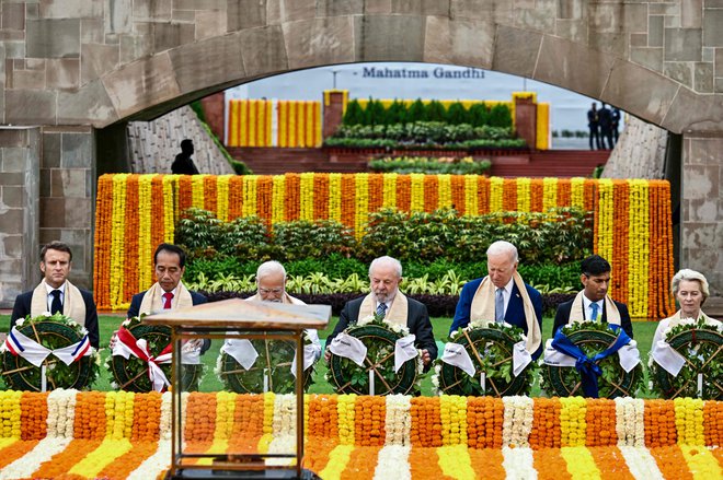 Udeleženci vrha so obiskali spomenik, posvečen Mahatmi Gandhiju. Na fotografiji z leve: francoski predsednik Emmanuel Macron, indonezijski predsednik Džoko Vidodo, gostitelj srečanja Narendra Modi, brazilski predsednik Luiz Inácio Lula da Silva, ameriški predsednik Joe Biden, britanski premier Rishi Sunak in predsednica evropske komisije Ursula von der Leyen. FOTO: Kenny Holston/AFP