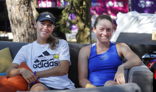 Kaja Juvan in Tamara Zidanšek se veselita domačega turnirja. FOTO: Matej Družnik/Delo