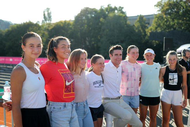 Slovenske teniške igralke (na fotografiji z direktorjem turnirja Gregorjem Krušičem) se že veselijo nastopov v Ljubljani. FOTO: Blaž Samec/Delo