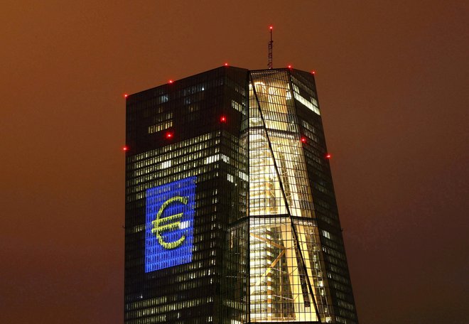 Zaostrovanje denarne politike ECB bo lahko čedalje močneje vplivalo na gospodarska gibanja na stari celini. FOTO: Kai Pfaffenbach/Reuters