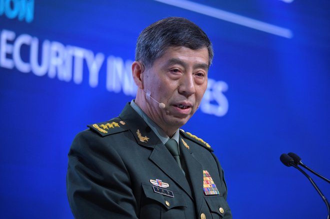 Li Shangfu se je vedno pojavljal v generalski uniformi, se ponašal z držo vojaka in deloval kot vdani služabnik naroda. FOTO: Mark Cheong/Reuters