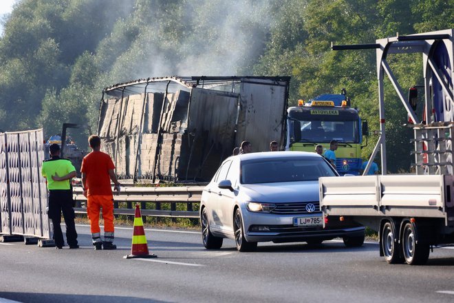 Prometna nesreča na ljubljanski obvoznici. FOTO: Črt Piksi