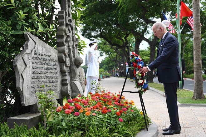 Predsednik Biden je v Hanoju obiskal spomenik pokojnemu senatorju in vojnemu ujetniku Johnu McCainu. FOTO: Saul Loeb/AFP