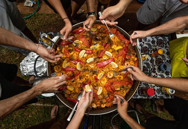 Pogovori za skupno mizo, vedno bogato obloženo s hrano, so se vse bolj pomikali v polje zasebnega, čeprav je v ospredju ostala hrana. FOTO: Shutterstock