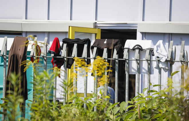 V azilnem domu na Viču je skoraj štirikrat preveč ljudi. FOTO:  Jože Suhadolnik/Delo