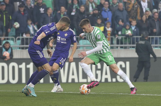 V tej sezoni se bodo zeleno-beli  in vijolični pomerili prvič, zadnji derbi v Stožicah pa je zanesljivo pripadel Ljubljančanom. FOTO: Jože Suhadolnik/Delo