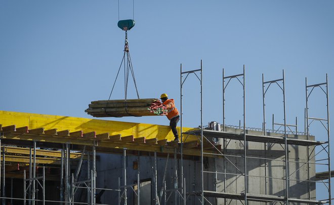 Gradbeništvo je letos eno glavnih gonil gospodarske rasti. FOTO: Jože Suhadolnik/Delo