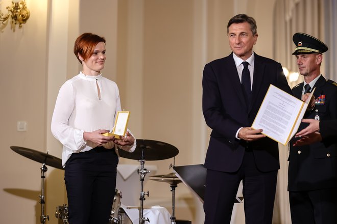 Borut Pahor, zdaj že nekdanji predsednik Slovenije, je Urški Žolnir Jugovar lani izročil zlati red za zasluge – za izjemne športne dosežke, uveljavljanje Slovenije na svetovnem športnem prizorišču in navdih ljudem. FOTO: Črt Piksi/Delo