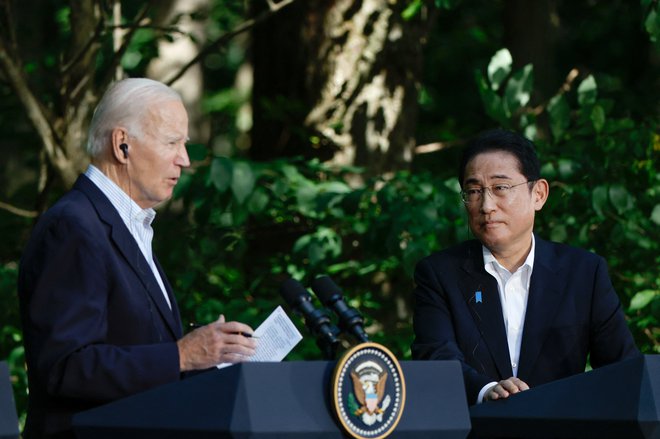 Joe Biden in japonski premier Fumio Kišida med nedavnim srečanjem v Camp Davidu.

Foto Evelyn Hockstein/Reuters