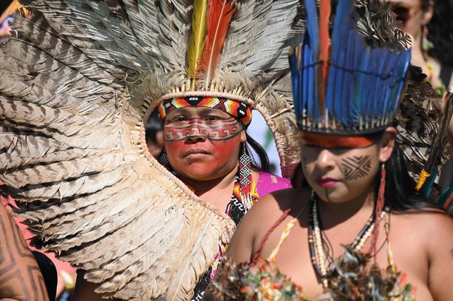 Brazilske domorodke iz različnih plemen so se v Brasilii udeležile 3. pohoda domorodnih žensk. Po navedbah organizatorjev je več kot 6.000 domorodnih žensk iz različnih ljudstev, ozemelj in biomov protestiralo pod geslom »Ženske biomov v obrambo biotske raznovrstnosti za korenine prednikov«. Foto: Evaristo Sa/Afp