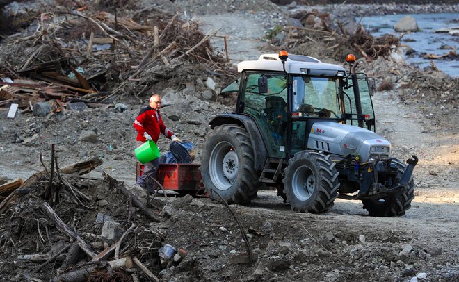 Naplavin je res ogromno, za prestavitev vseh država nima denarja. FOTO: Matej Družnik/Delo