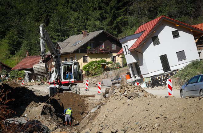 Ločili bodo nevarno od nenevarnega, nevarno gre na posebna odlagališča ali v sežig, nenevarno pa ima več možnosti. FOTO: Matej Družnik/Delo