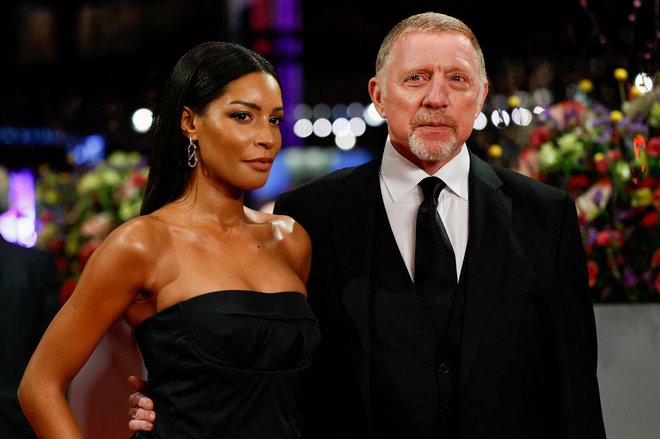 Boris Becker (na fotografiji s svojo srčno izbranko Lilian de Carvalho) ne skopari s pohvalami na račun Novaka Đokovića. FOTO: Michele Tantussi/Reuters