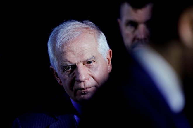 Josep Borrell se je kot posrednik v pogajanjih med Beogradom in Prištino znašel v težavnem položaju, saj kljub prizadevanjem Evropske unije normalizacije odnosov še ni na obzorju. FOTO: Ognen Teofilovski/Reuters