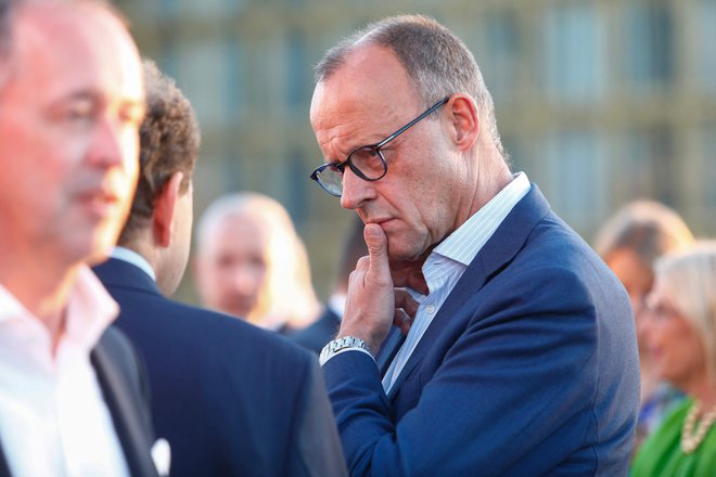 Predsednik krščanskodemokratske CDU Friedrich Merz poudarja, da njegova stranka z AfD ne bo sodelovala, a v deželnem parlamentu v Turingiji je prav s pomočjo AfD in liberalne FDP uspela doseči znižanje davkov. FOTO: Michele Tantussi/AFP