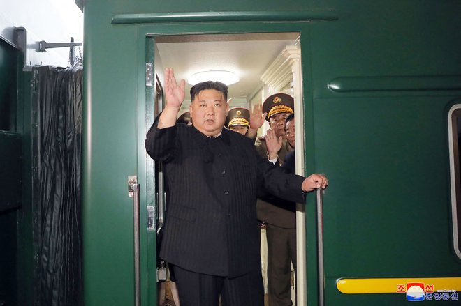 Zeleni vlak, s katerim potujejo člani dinastije Kim, zaradi velike teže razvije hitrost 60 km/h. FOTO: KCNA/KNS/AFP