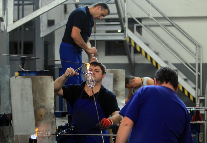 Med zaposlenimi je kar nekaj zanimanja za odhod iz steklarne. FOTO: Blaž Samec/Delo