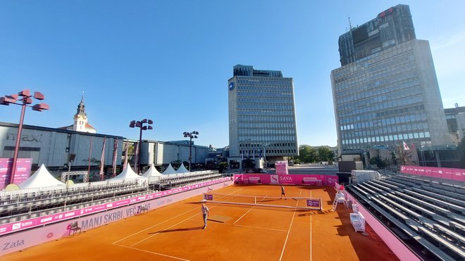 Teniško igrišče na Trgu republike ni prineslo sreče organizatorjem turnirja WTA, a to bi lahko sprožilo nov projekt pod taktirko ljubljanskega župana. FOTO: Blaž Samec/Delo