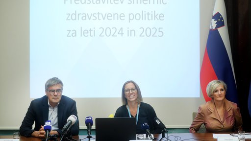 Iz predstave usmeritev zdravstvene politike za leti 2023 in 2024.Na sliki: Dorijan Marušič, Valentina Prevolnik Rupel in Tatjana Mlakar. FOTO: Blaž Samec
