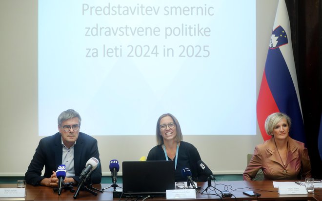 Iz predstave usmeritev zdravstvene politike za leti 2023 in 2024.Na sliki: Dorijan Marušič, Valentina Prevolnik Rupel in Tatjana Mlakar. FOTO: Blaž Samec