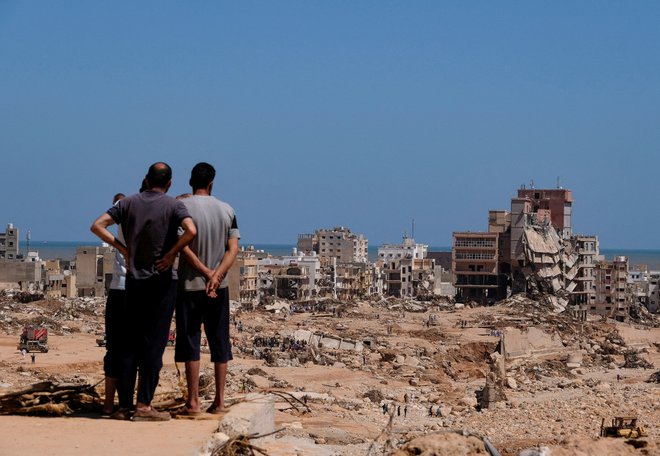 Po navedbah humanitarnih organizacij je število smrtnih žrtev povodnji v Derni že preseglo 11.000. FOTO: Esam Omran Al-fetori/Reuters