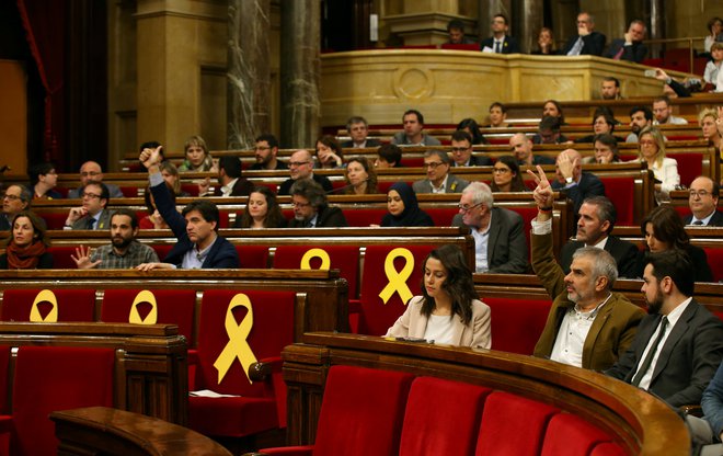 Do zdaj so se morali poslanci, kadar so v kongresu poskušali govoriti katalonsko, pod grožnjo povračilnih ukrepov izražati v španščini. FOTO: Albert Gea/Reuters