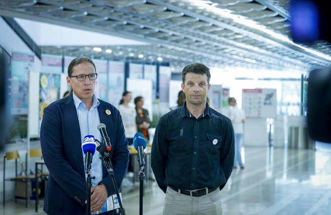 Dr. Marko Jug, generalni direktor UKC Ljubljana (levo) in generalni sekretar Zveze organizacij pacientov Slovenije Gregor Cuzak. FOTO: Jože Suhadolnik