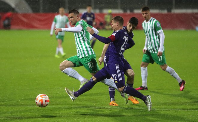 Timija Maxa Elšnika, kapetana Olimpije, čaka po uspešnih reprezentančnih nastopih nov izziv v derbiju z oslabljenimi Mariborčani. Foto Blaž Samec