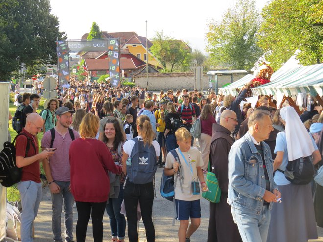 Velika množica mladih katoličanov je že dopoldan prihajala na prireditveni prostor. FOTO: Bojan Rajšek/Delo